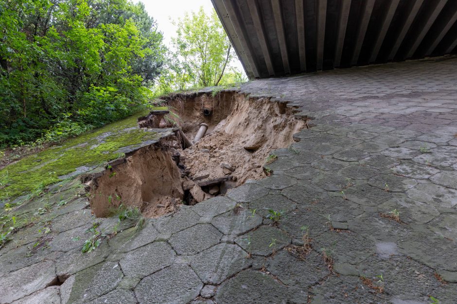 Liūtis dalį Kauno pavertė Venecija: nuplautas tilto šlaitas, Šilainiuose išstumti šulinių dangčiai