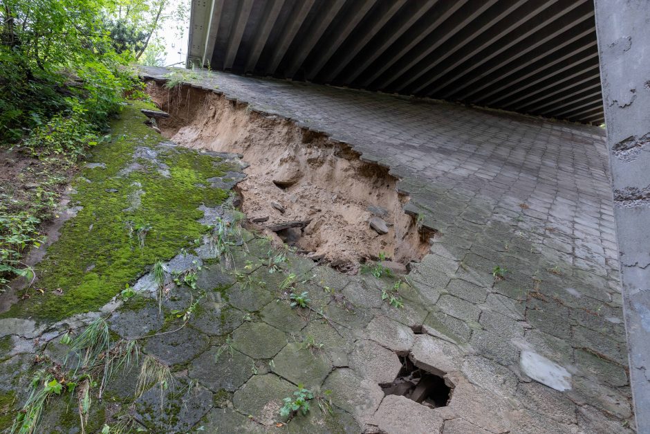 Liūtis dalį Kauno pavertė Venecija: nuplautas tilto šlaitas, Šilainiuose išstumti šulinių dangčiai