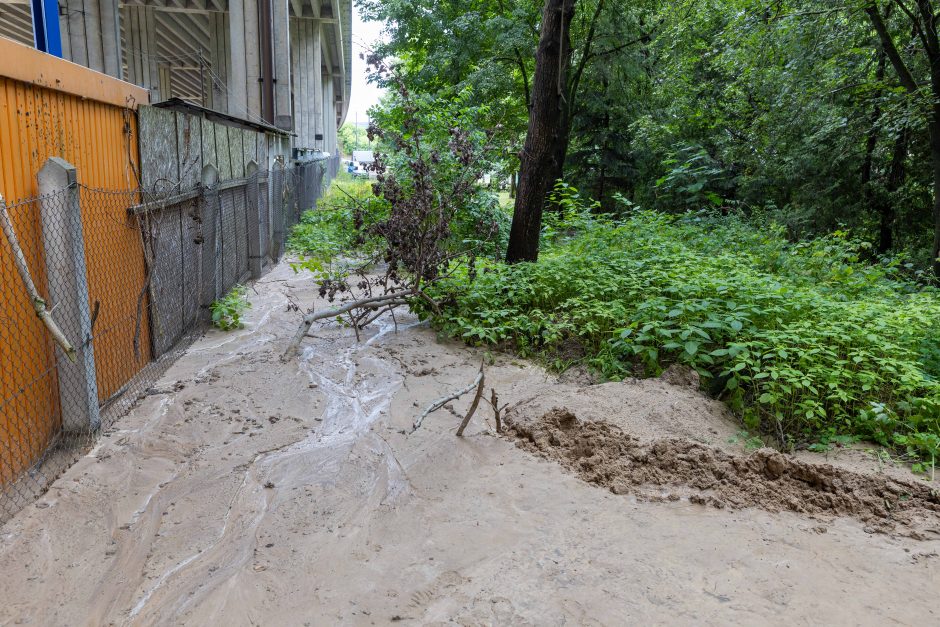 Liūtis dalį Kauno pavertė Venecija: nuplautas tilto šlaitas, Šilainiuose išstumti šulinių dangčiai