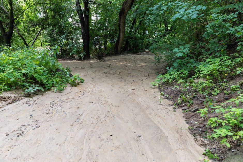 Liūtis dalį Kauno pavertė Venecija: nuplautas tilto šlaitas, Šilainiuose išstumti šulinių dangčiai