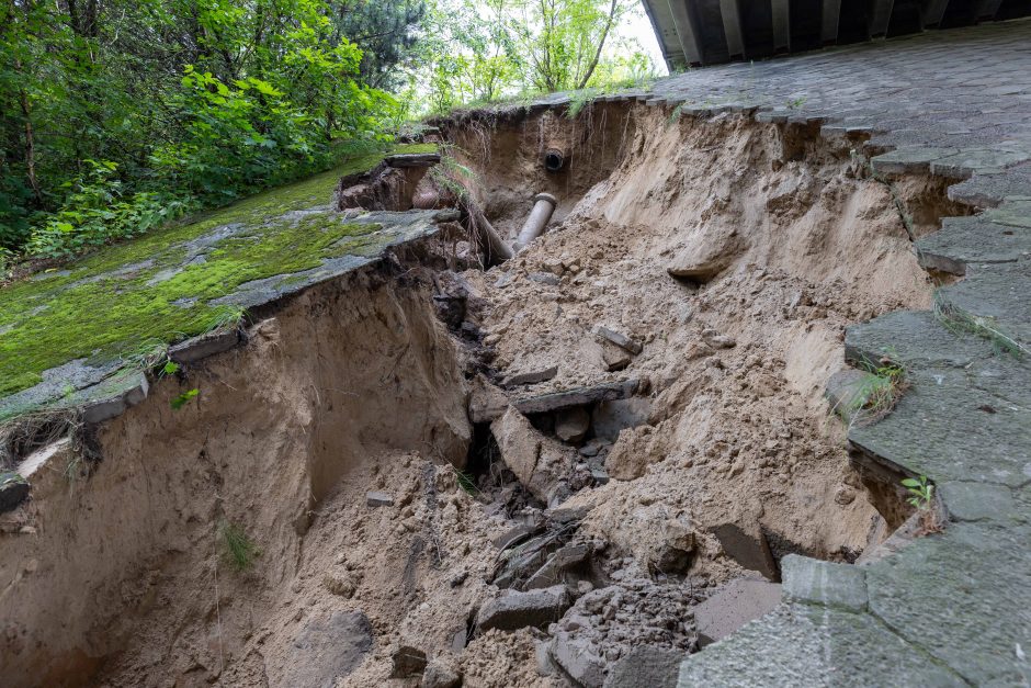 Liūtis dalį Kauno pavertė Venecija: nuplautas tilto šlaitas, Šilainiuose išstumti šulinių dangčiai