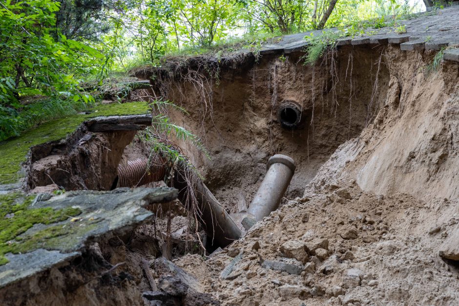 Liūtis dalį Kauno pavertė Venecija: nuplautas tilto šlaitas, Šilainiuose išstumti šulinių dangčiai