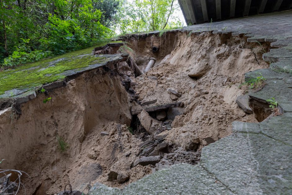 Liūtis dalį Kauno pavertė Venecija: nuplautas tilto šlaitas, Šilainiuose išstumti šulinių dangčiai