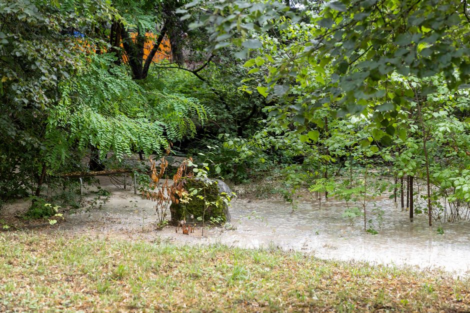 Liūtis dalį Kauno pavertė Venecija: nuplautas tilto šlaitas, Šilainiuose išstumti šulinių dangčiai