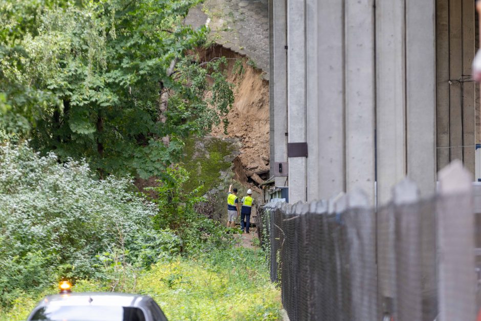 Liūtis dalį Kauno pavertė Venecija: nuplautas tilto šlaitas, Šilainiuose išstumti šulinių dangčiai