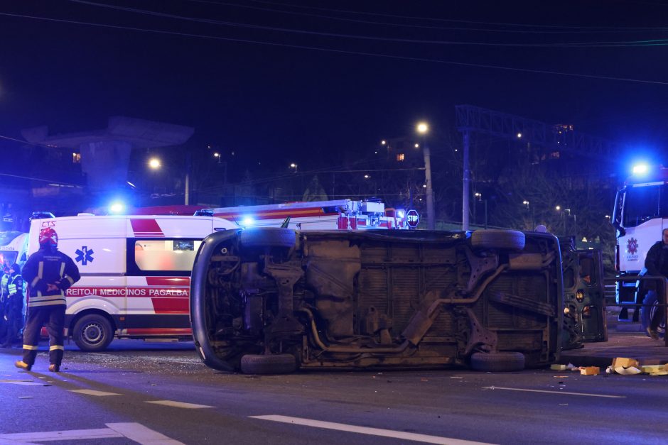 Tunelio gatvėje – smarki avarija: vienas automobilis apvirto (vaizdo įrašas) (atnaujinta)