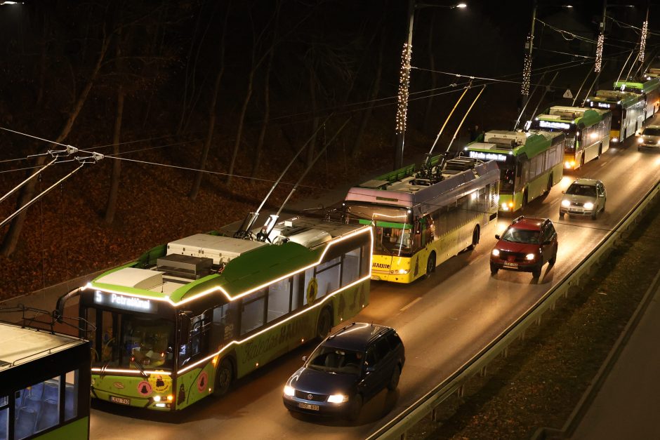 Tunelio gatvėje – smarki avarija: vienas automobilis apvirto (vaizdo įrašas) (atnaujinta)