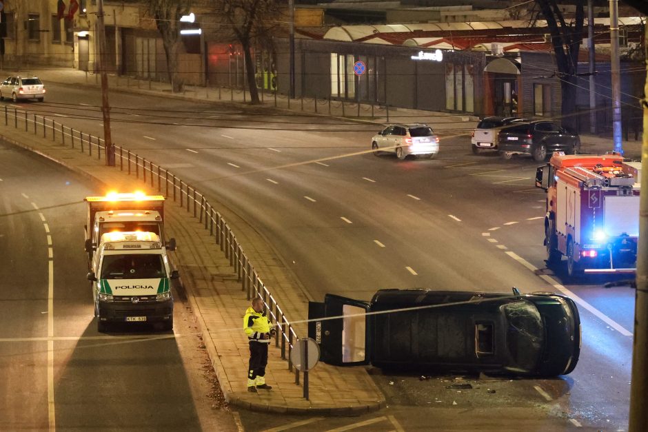 Tunelio gatvėje – smarki avarija: vienas automobilis apvirto (vaizdo įrašas) (atnaujinta)