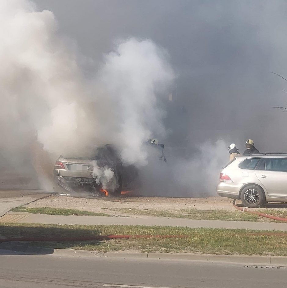 Raudondvario plente užsiliepsnojo lengvasis automobilis