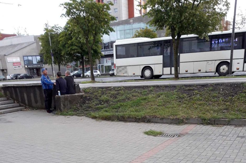 Kaune girtuokliaujama vis atviriau: kiemuose, parkuose, prie parduotuvių (nuotraukos)