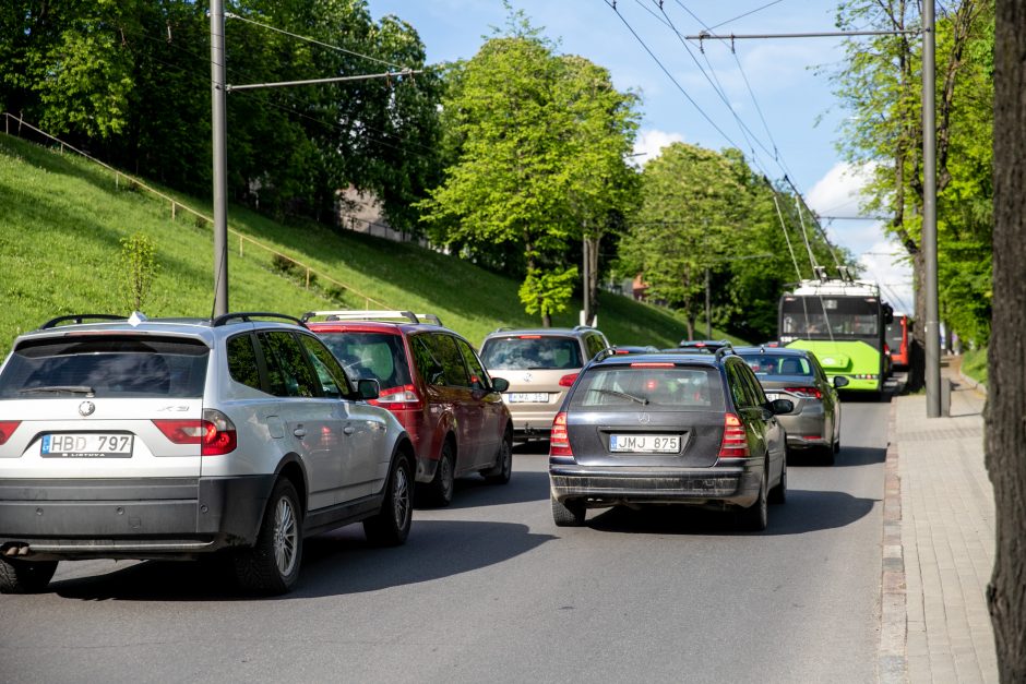 Kaune vairuotojai stringa didžiulėse spūstyse