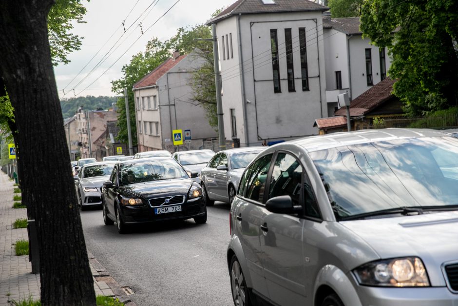 Kaune vairuotojai stringa didžiulėse spūstyse