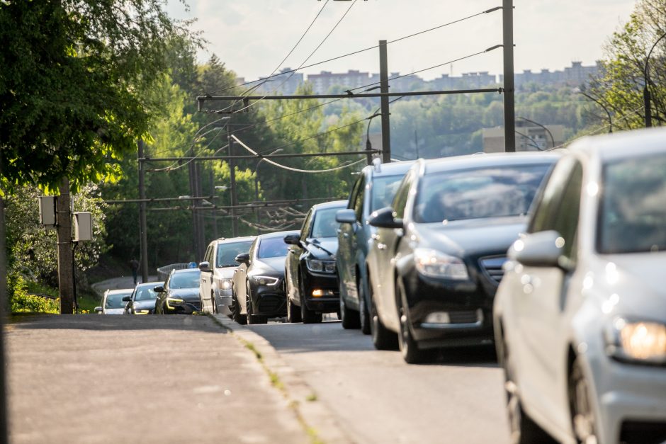 Kaune vairuotojai stringa didžiulėse spūstyse