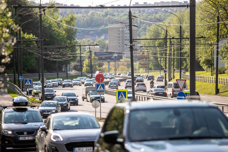 Kaune vairuotojai stringa didžiulėse spūstyse