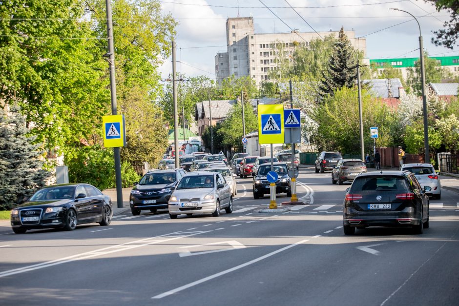 Kaune vairuotojai stringa didžiulėse spūstyse