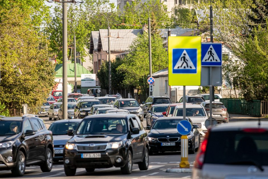 Kaune vairuotojai stringa didžiulėse spūstyse