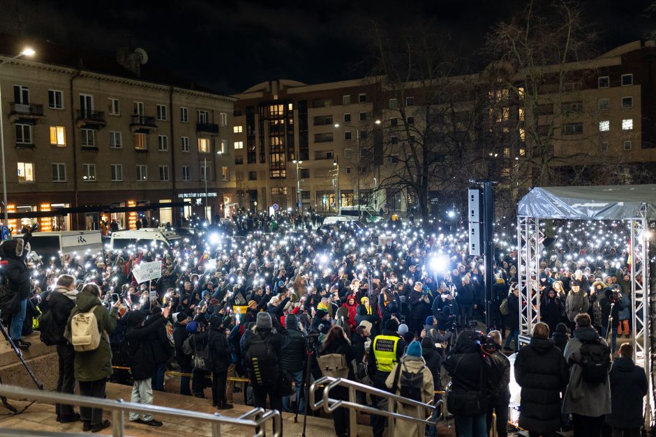 „Spaudimą palaikyti“: tūkstančiai žmonių vėl reiškė protestą koalicijai su „aušriečiais“