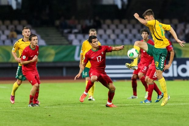 Lietuvos U-19 rinktinė neprilygo portugalams, paguodė tik du G.Sirgėdo įvarčiai