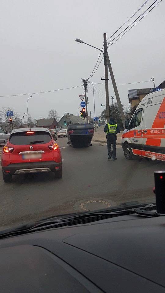 Sostinėje „Peugeot“ vairuotojas nesuvaldė automobilio ir rėžėsi į stulpą