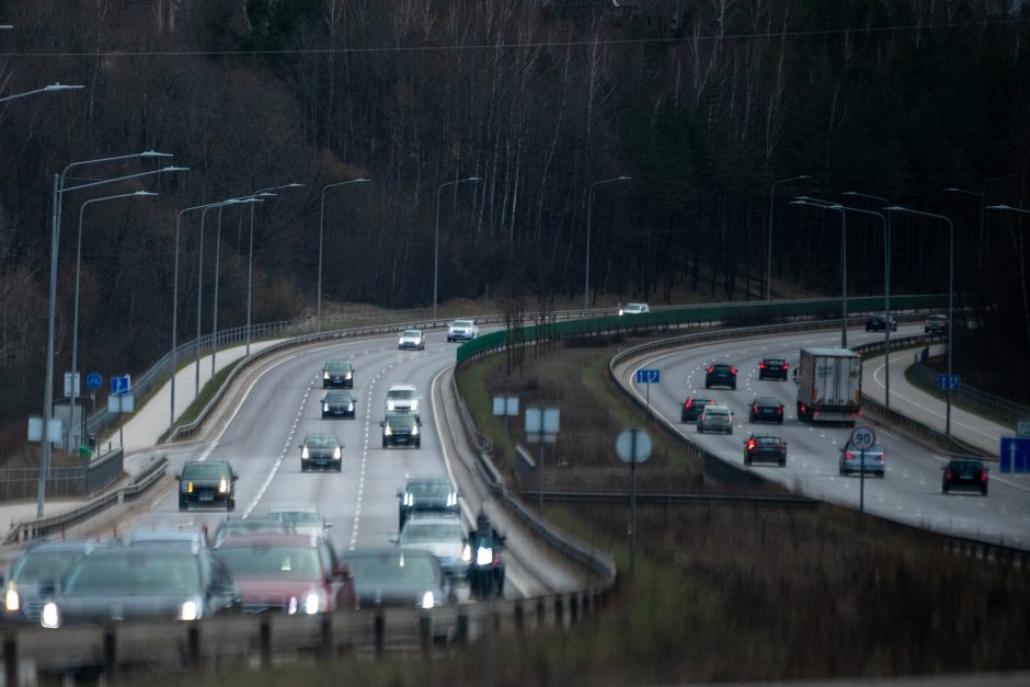 Kelininkai: valstybinės reikšmės kelių dangos išlieka sausos, rajonuose keliai – drėgni, provėžuoti