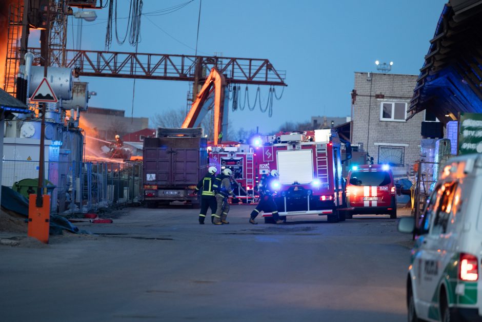 Žiniasklaida: po Panerių gatvėje kilusio gaisro žala aplinkai gali siekti beveik 5,8 mln. eurų