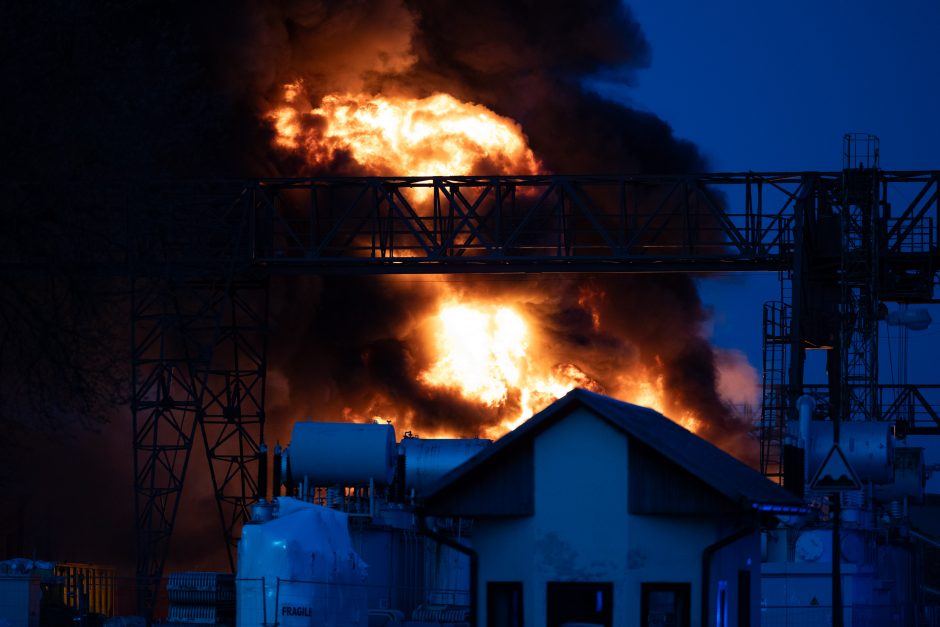 Žiniasklaida: po Panerių gatvėje kilusio gaisro žala aplinkai gali siekti beveik 5,8 mln. eurų