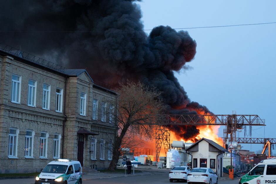 Žiniasklaida: po Panerių gatvėje kilusio gaisro žala aplinkai gali siekti beveik 5,8 mln. eurų