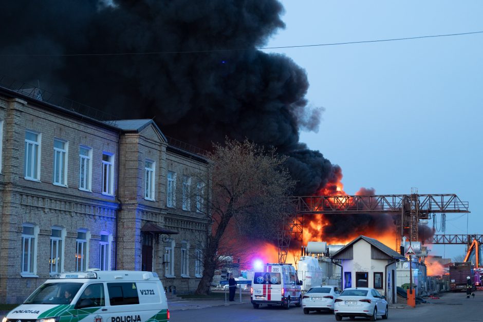 Žiniasklaida: po Panerių gatvėje kilusio gaisro žala aplinkai gali siekti beveik 5,8 mln. eurų