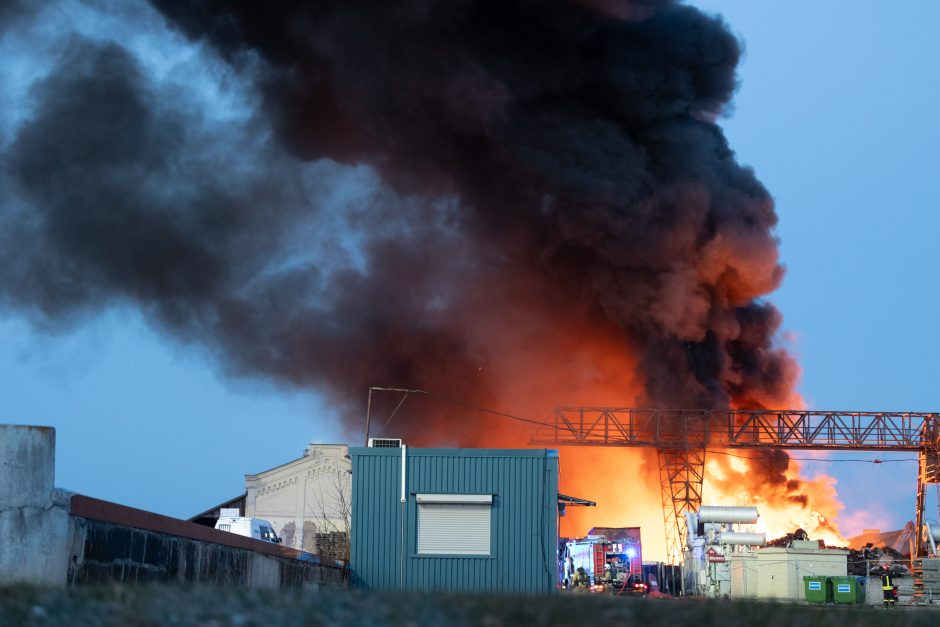 Žiniasklaida: po Panerių gatvėje kilusio gaisro žala aplinkai gali siekti beveik 5,8 mln. eurų