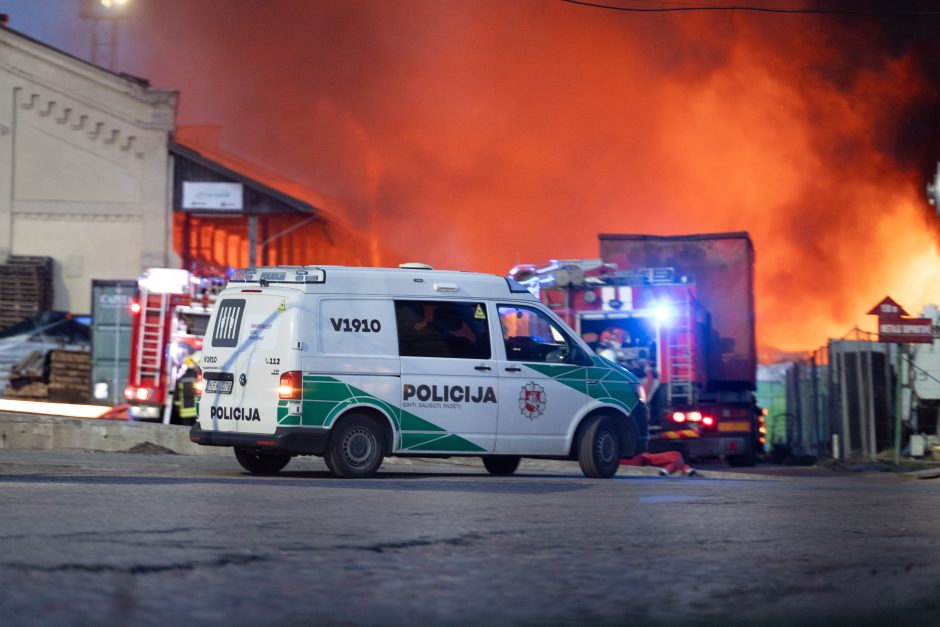 Žiniasklaida: po Panerių gatvėje kilusio gaisro žala aplinkai gali siekti beveik 5,8 mln. eurų