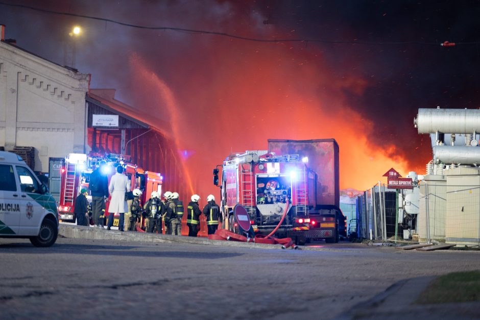 Žiniasklaida: po Panerių gatvėje kilusio gaisro žala aplinkai gali siekti beveik 5,8 mln. eurų