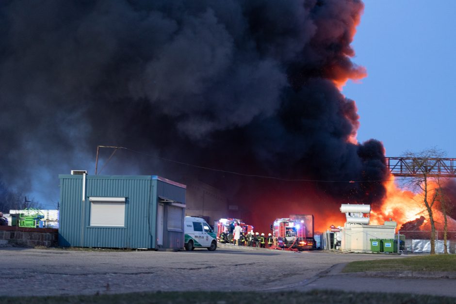 Žiniasklaida: po Panerių gatvėje kilusio gaisro žala aplinkai gali siekti beveik 5,8 mln. eurų