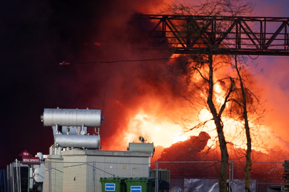 Žiniasklaida: po Panerių gatvėje kilusio gaisro žala aplinkai gali siekti beveik 5,8 mln. eurų