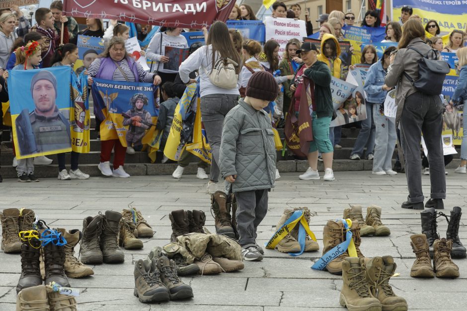 Čekijos premjeras: apie 20 šalių kartu nupirks Ukrainai 500 tūkst. sviedinių