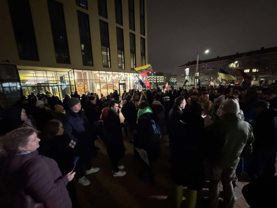 „Mes turime laimėti“: apie 200 žmonių Vilniuje remia protestuotojus Sakartvele 