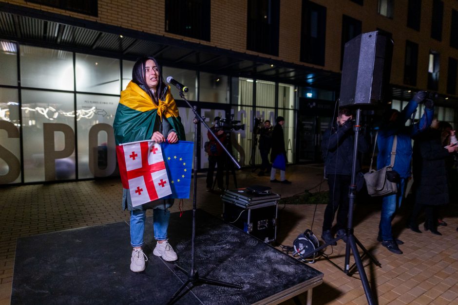 „Mes turime laimėti“: apie 200 žmonių Vilniuje remia protestuotojus Sakartvele 