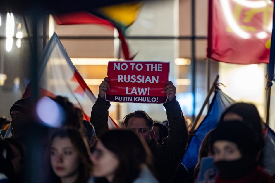 „Mes turime laimėti“: apie 200 žmonių Vilniuje remia protestuotojus Sakartvele 