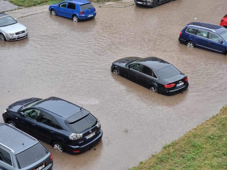 Liūtis dalį Kauno pavertė Venecija: nuplautas tilto šlaitas, Šilainiuose išstumti šulinių dangčiai