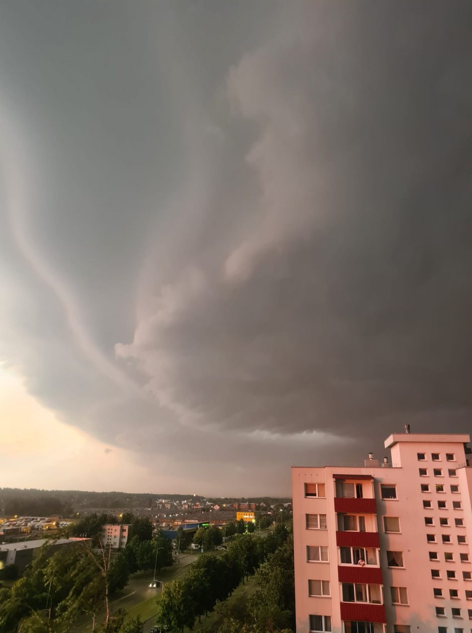 Jonines pradėjusį švęsti Kauną užklupo škvalas