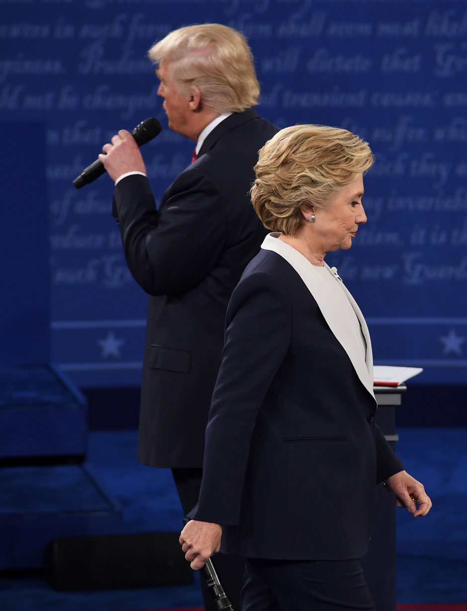 Stringančią kampaniją D. Trumpas gelbėjo grasindamas H. Clinton