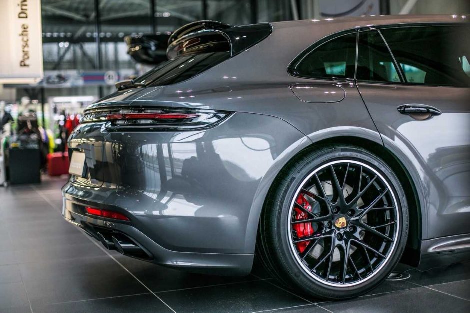 „Porsche Panamera Sport Turismo“ atvyko į Lietuvą