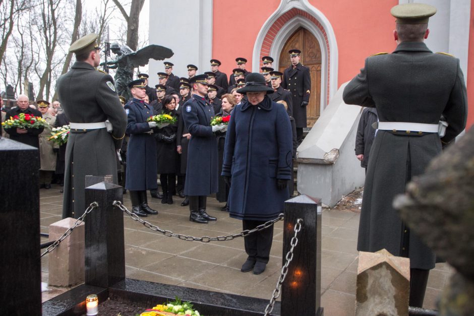  Rasų kapinėse pagerbti 1918 m. vasario 16-osios Nepriklausomybės Akto Signatarai