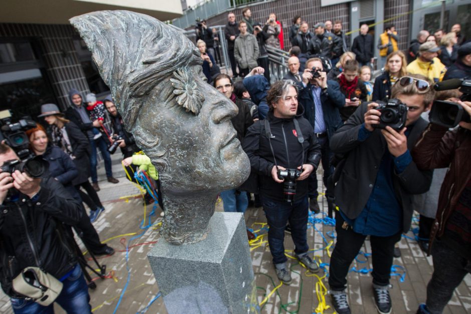 Vilniuje atidengta skulptūra legendiniam „bitlui“ J. Lennonui