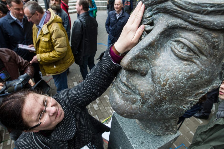 Vilniuje atidengta skulptūra legendiniam „bitlui“ J. Lennonui