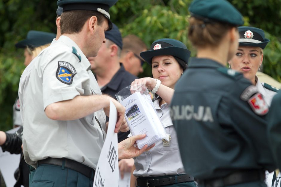 Pareigūnai reikalauja papildomų socialinių garantijų