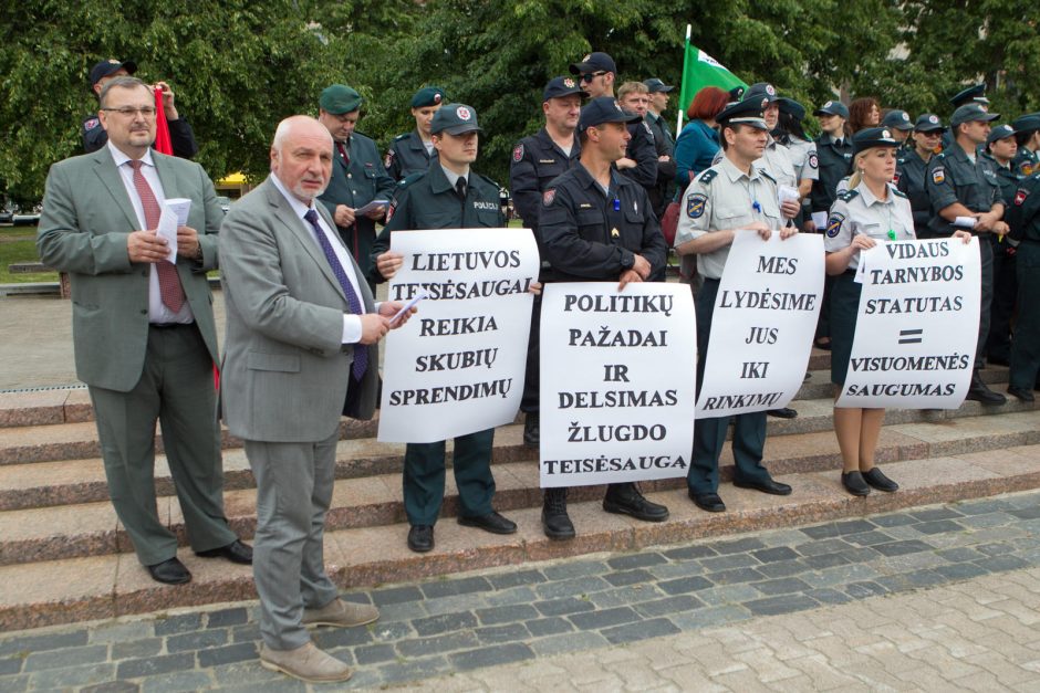 Pareigūnai reikalauja papildomų socialinių garantijų