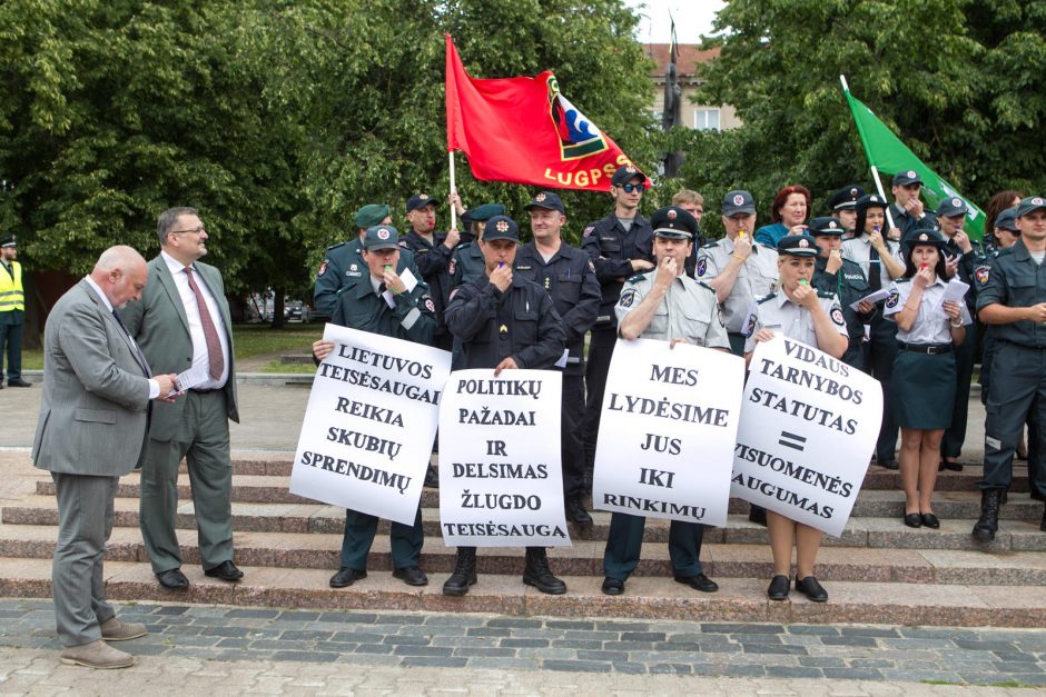 Pareigūnai reikalauja papildomų socialinių garantijų