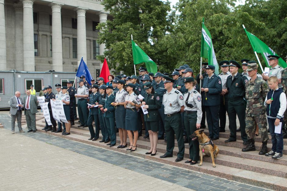 Pareigūnai reikalauja papildomų socialinių garantijų