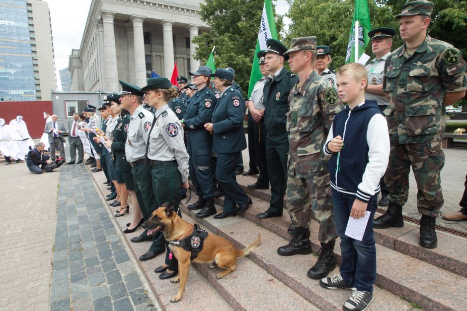 Pareigūnai reikalauja papildomų socialinių garantijų