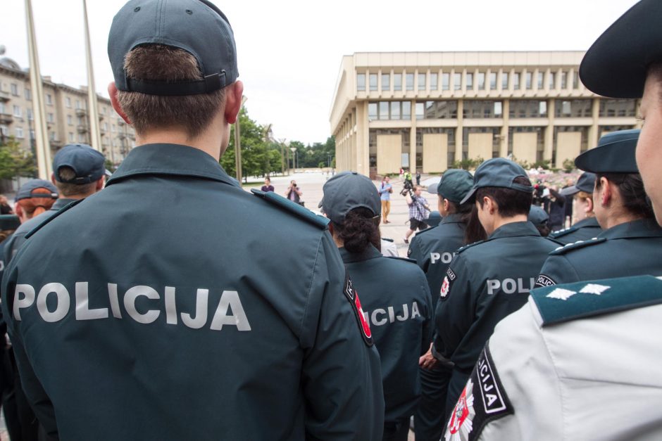 Pareigūnai reikalauja papildomų socialinių garantijų